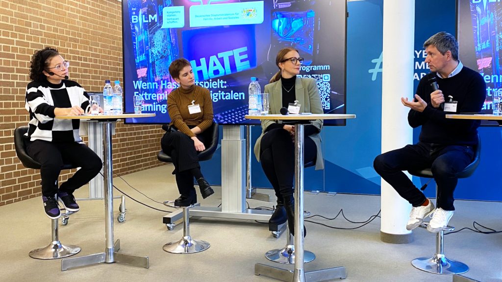 Viola Tensil mit Teilnehmern einer Podiumsdiskussion